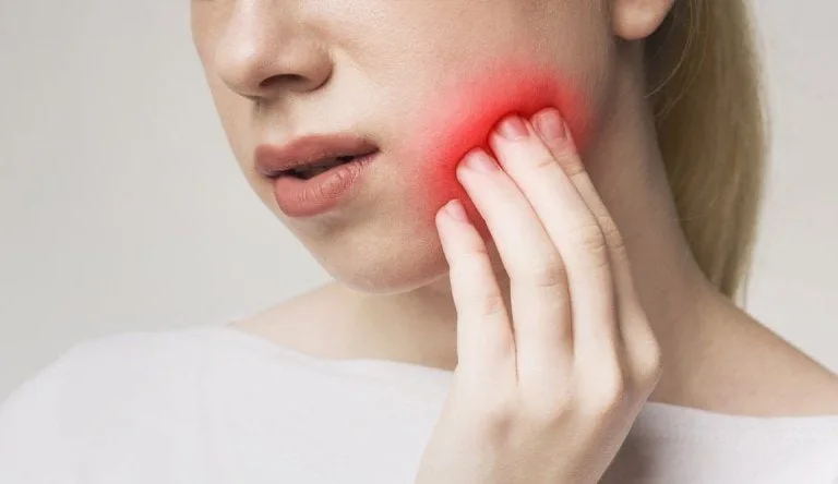 Mỏi quai hàm là bệnh gì? Nguyên nhân và cách điều trị