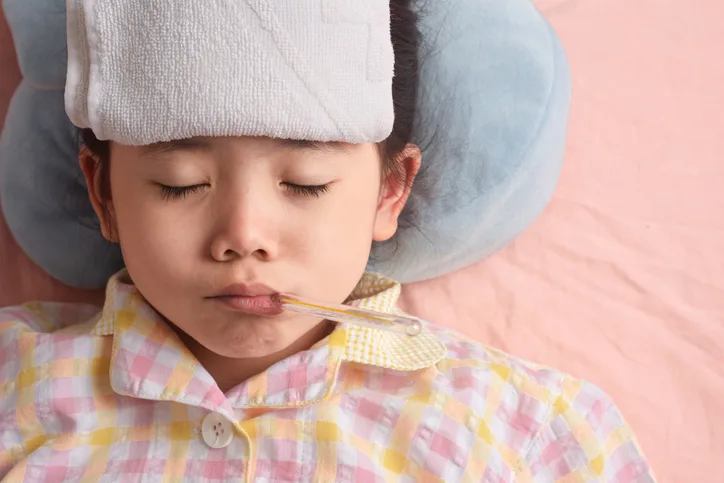 Bé mọc răng sốt về đêm: nguyên nhân & cách chăm sóc