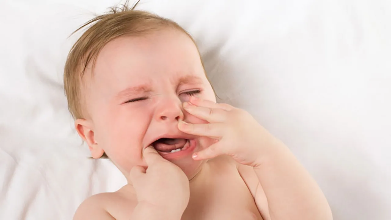 Trẻ em sốt mọc răng có nên tắm không?