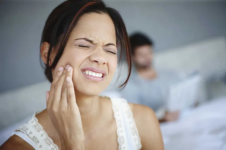 Nguyên nhân kẽ răng có mùi hôi là gì?
