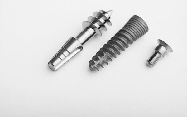 Trụ Implant ETK tăng khả năng tích hợp vào xương hàm