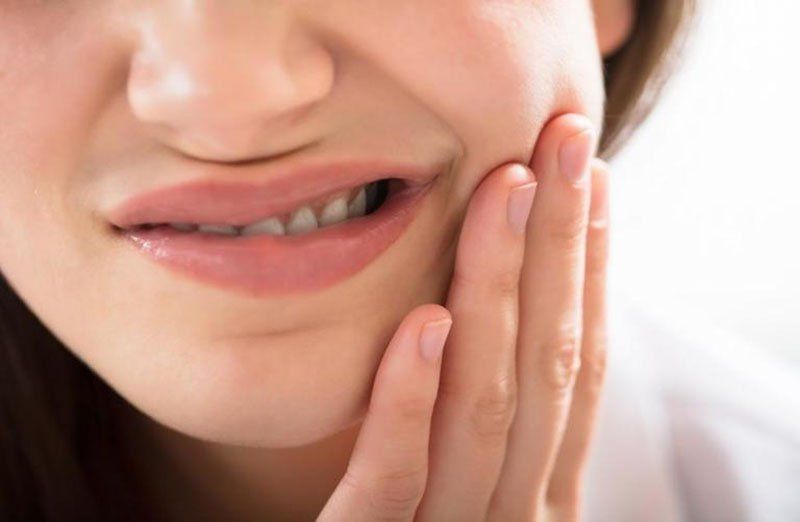 Răng bị đau khi chạm vào làm sao khắc phục?