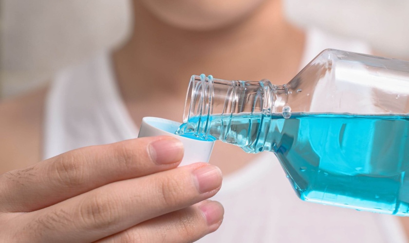 Có nên súc miệng bằng Listerine sau khi nhổ răng không?